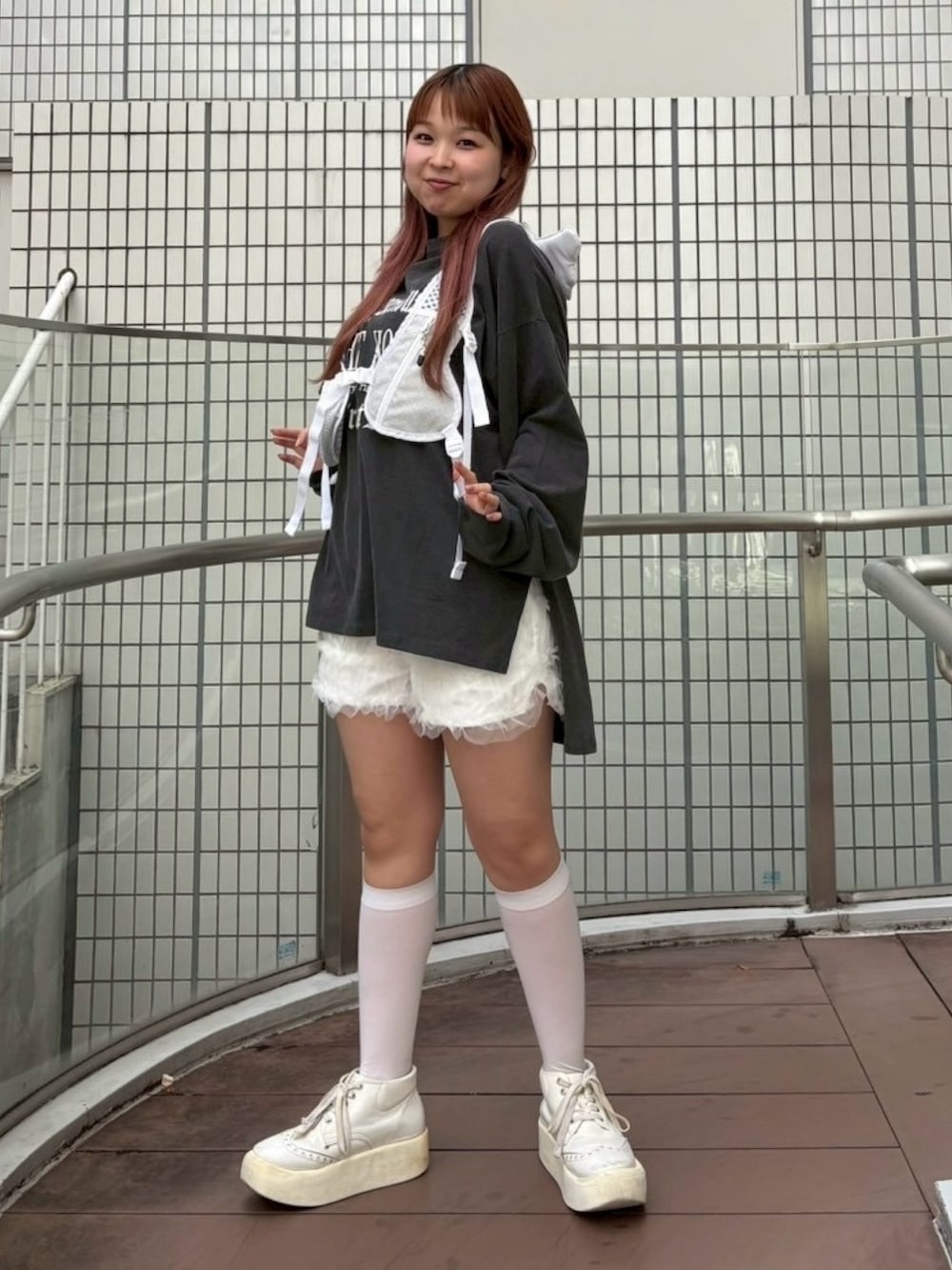 グレー系のTシャツ/カットソー、ホワイト系のその他パンツ、ホワイト系のバックパック/リュックを着用したレディースの秋コーディネートの3枚目の写真