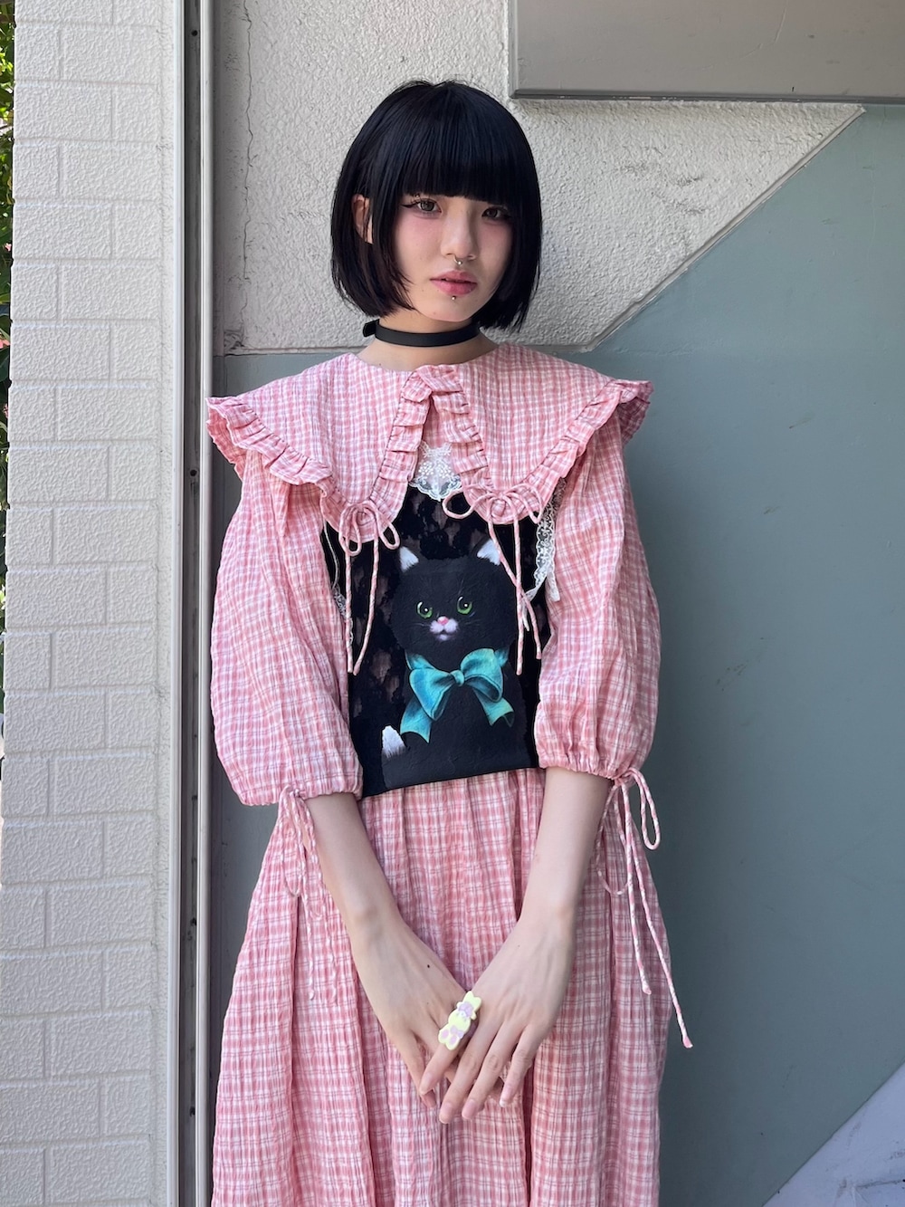 ブラック系のキャミソール、ピンク系のワンピースを着用したレディースの夏コーディネートの3枚目の写真