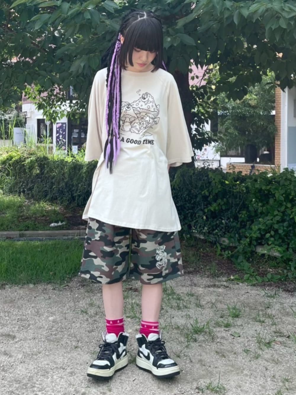 グリーン系のその他パンツ、ベージュ系のTシャツ/カットソーを着用したレディースの夏コーディネートの2枚目の写真