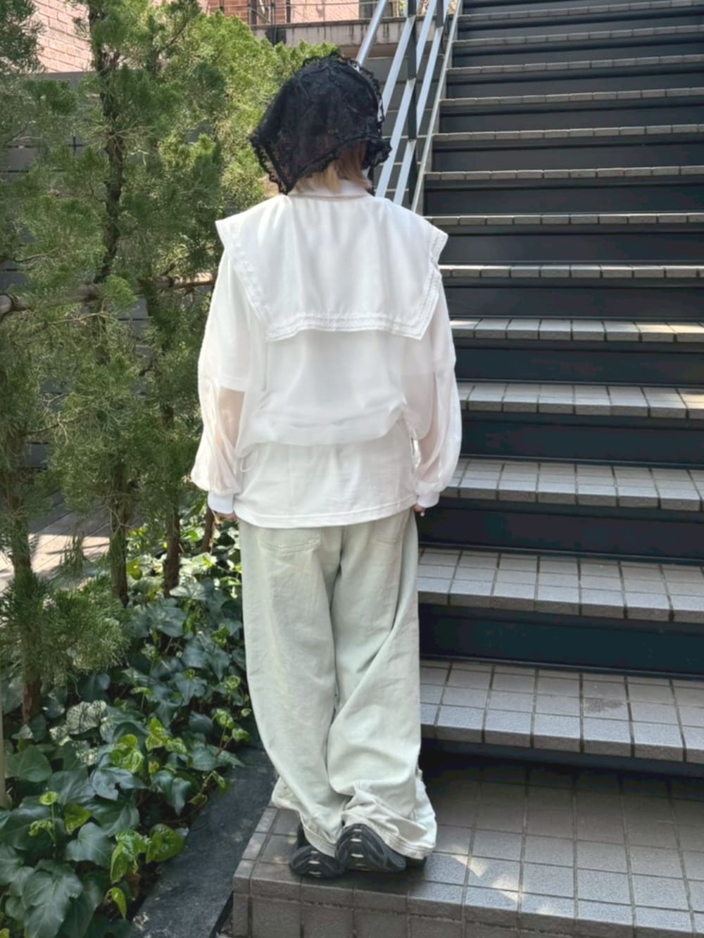 ブルー系のデニムパンツ、ホワイト系のブルゾン、ホワイト系のTシャツ/カットソーを着用したレディースの春コーディネートの4枚目の写真