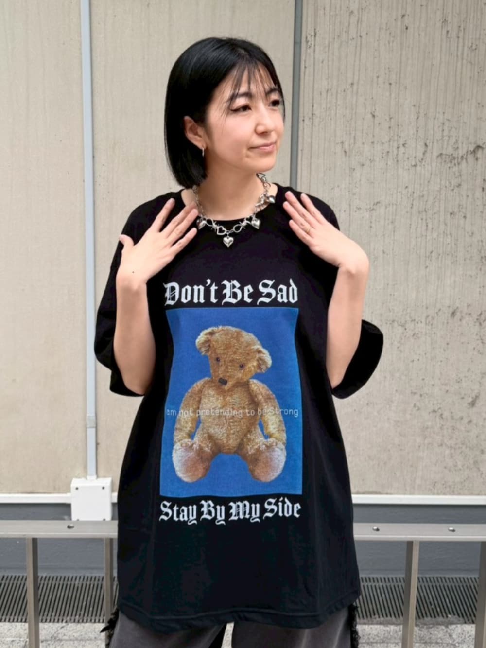 ブラック系のデニムパンツ、ブラック系のTシャツ/カットソー、シルバー系のベルトを着用したレディースの春コーディネートの4枚目の写真