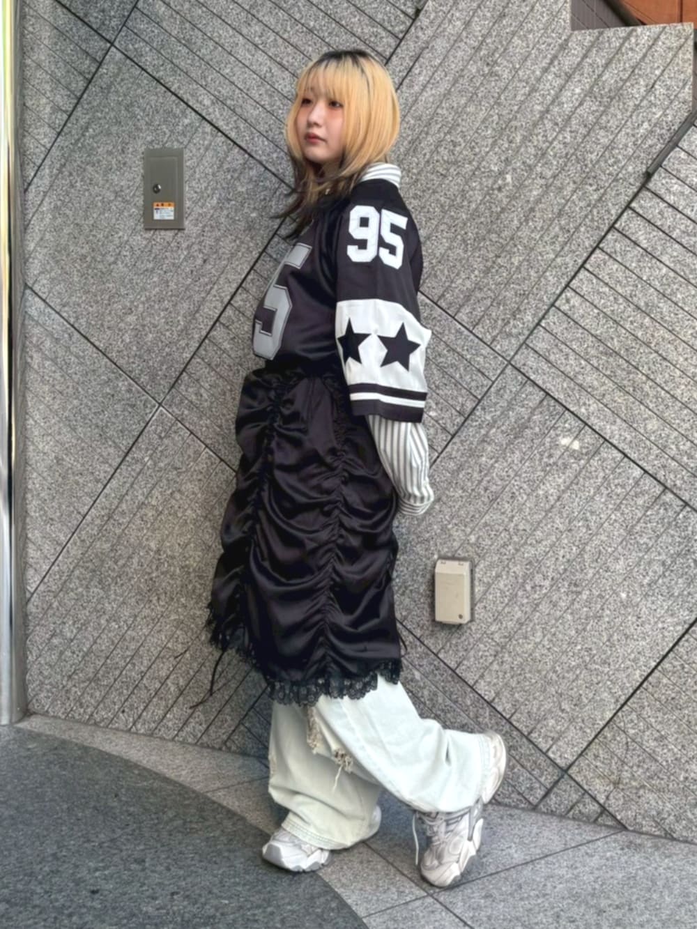 ブラック系のワンピース、グレー系のシャツ/ブラウス、ブルー系のデニムパンツを着用したレディースの春コーディネートの3枚目の写真
