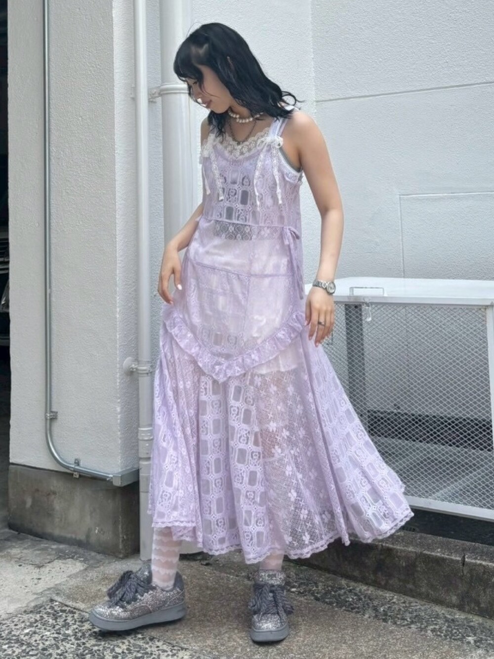 ホワイト系のその他パンツ、ホワイト系のキャミソール、パープル系のワンピースを着用したレディースの夏コーディネートの5枚目の写真