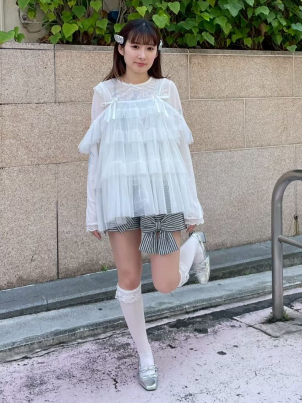 ブラック系のその他パンツ、ホワイト系のTシャツ/カットソー、ホワイト系のその他トップスを着用したレディースの夏コーディネートの2枚目の写真