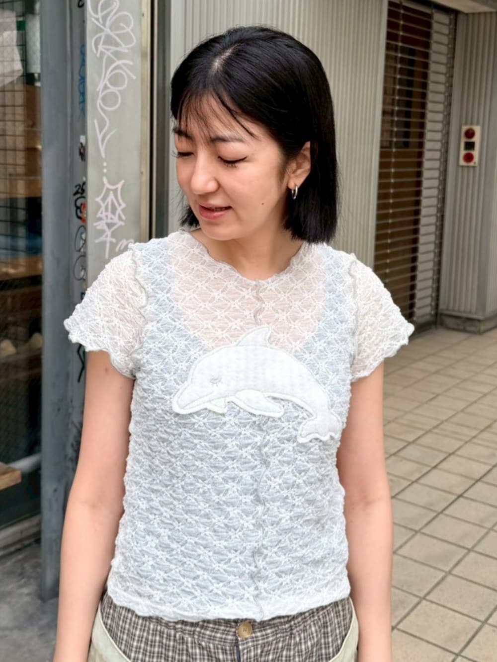 ブルー系のデニムパンツ、ホワイト系のTシャツ/カットソーを着用したレディースの夏コーディネートの4枚目の写真