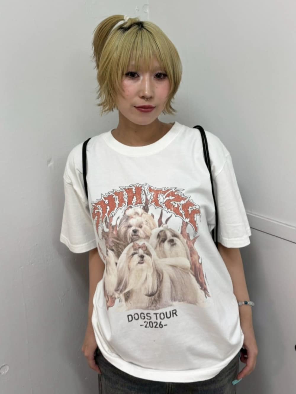 ブルー系のデニムパンツ、ホワイト系のTシャツ/カットソー、ブラック系のバックパック/リュックを着用したレディースの夏コーディネートの4枚目の写真