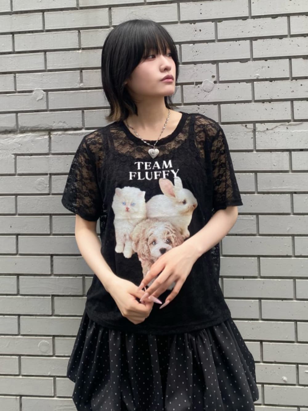 ブラック系のTシャツ/カットソー、ブラック系のスカートを着用したレディースの夏コーディネートの3枚目の写真