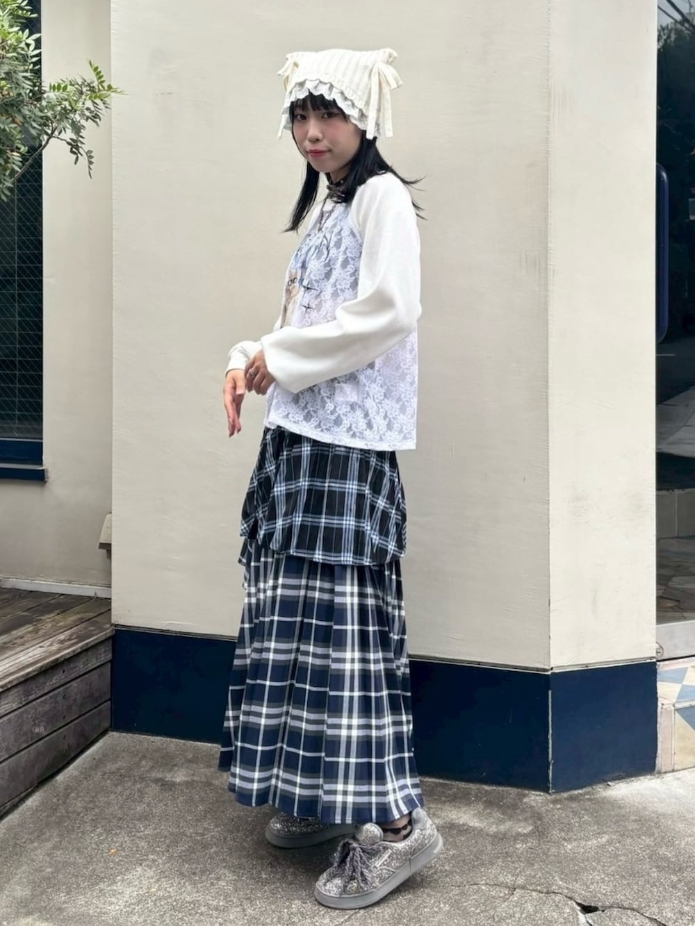 ブルー系のスカート、ホワイト系のTシャツ/カットソー、ホワイト系のニットキャップ/ビーニーを着用したレディースの秋コーディネートの3枚目の写真