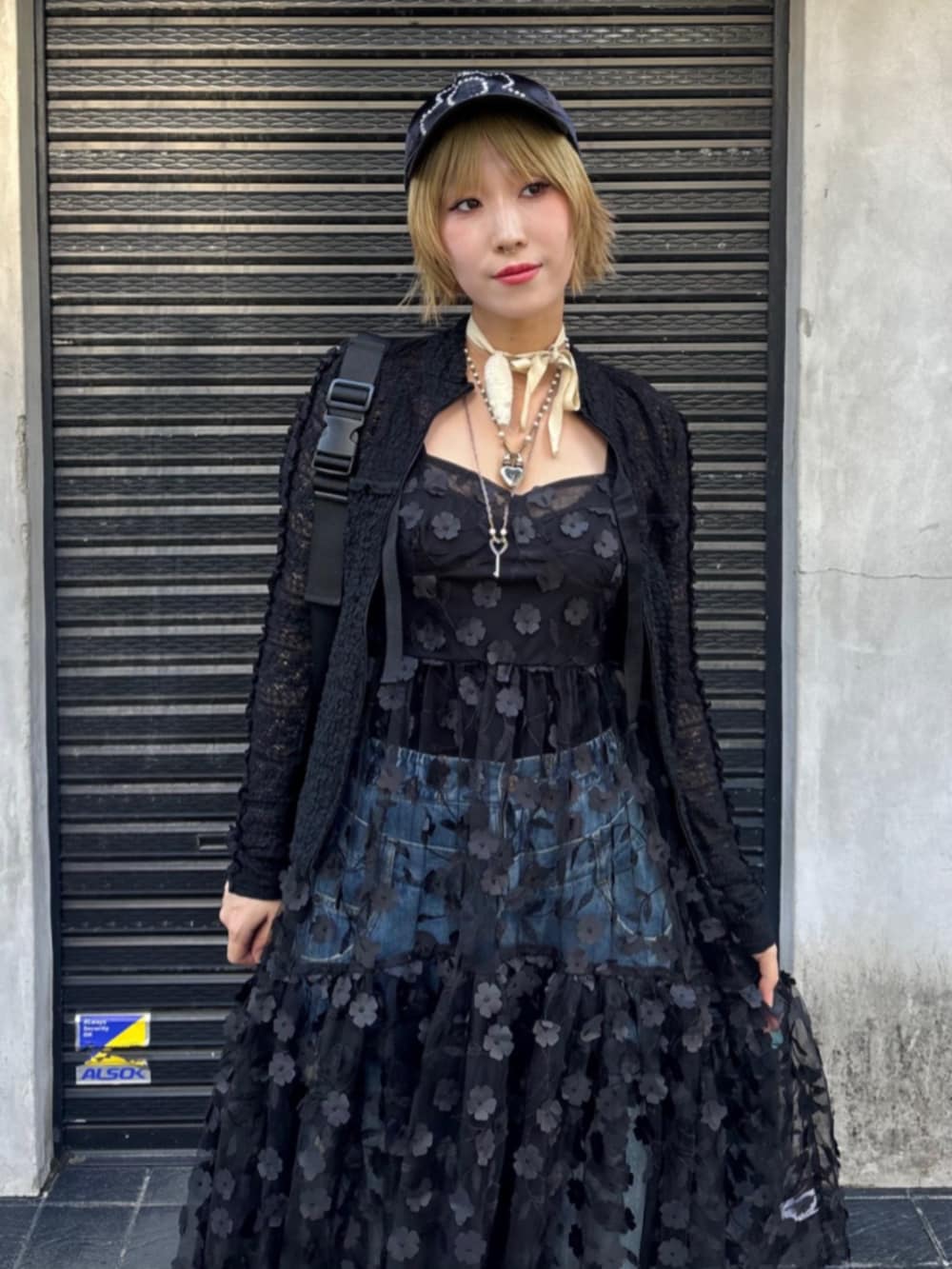 ブルー系のデニムパンツ、ブラック系のボディバッグ/ウエストポーチ、ブラック系のその他アウターを着用したレディースの夏コーディネートの3枚目の写真