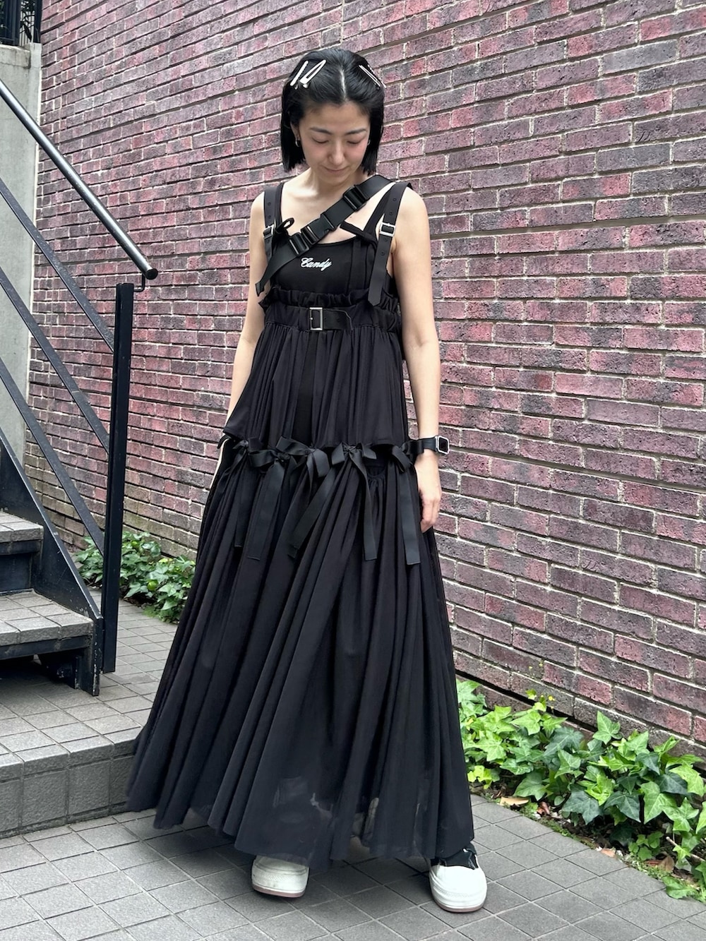 ブラック系のボディバッグ/ウエストポーチ、ブラック系のワンピース、ブラック系のスカートを着用したレディースの夏コーディネートの5枚目の写真