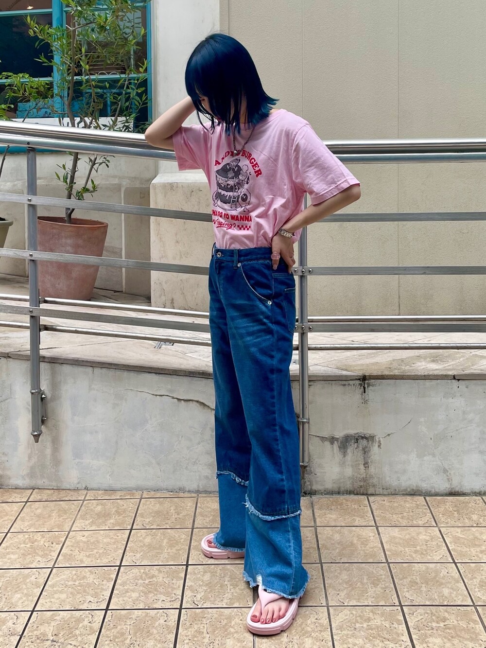 ブルー系のデニムパンツ、ピンク系のTシャツ/カットソーを着用したレディースの夏コーディネートの4枚目の写真