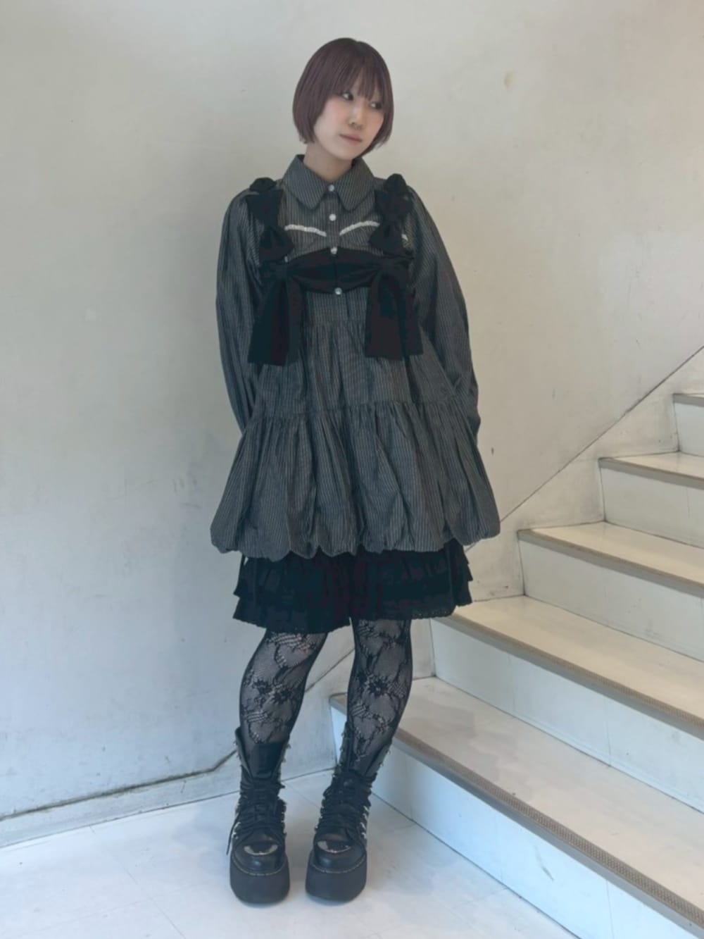 ブラック系のその他パンツ、ブラック系のその他トップス、ブラック系のシャツワンピースを着用したレディースの春コーディネートの2枚目の写真