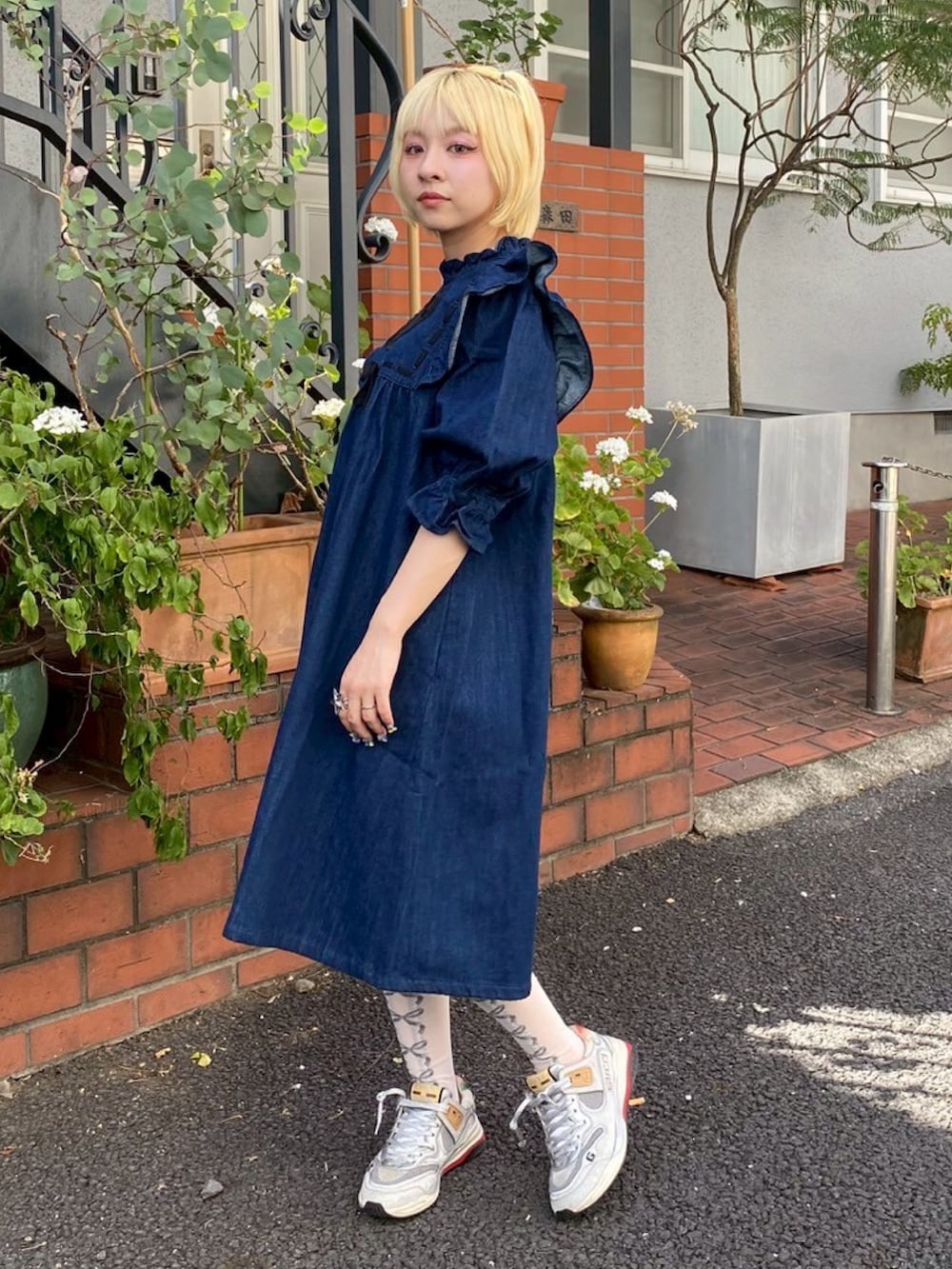 レッド系のボディバッグ/ウエストポーチ、ブルー系のワンピース、グレー系のソックス/靴下を着用したレディースの夏コーディネートの2枚目の写真