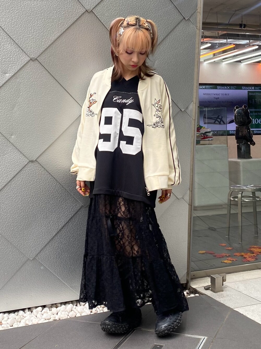 ホワイト系のその他アウター、ブラック系のワンピース、ブラック系のソックス/靴下を着用したレディースの秋コーディネートの2枚目の写真