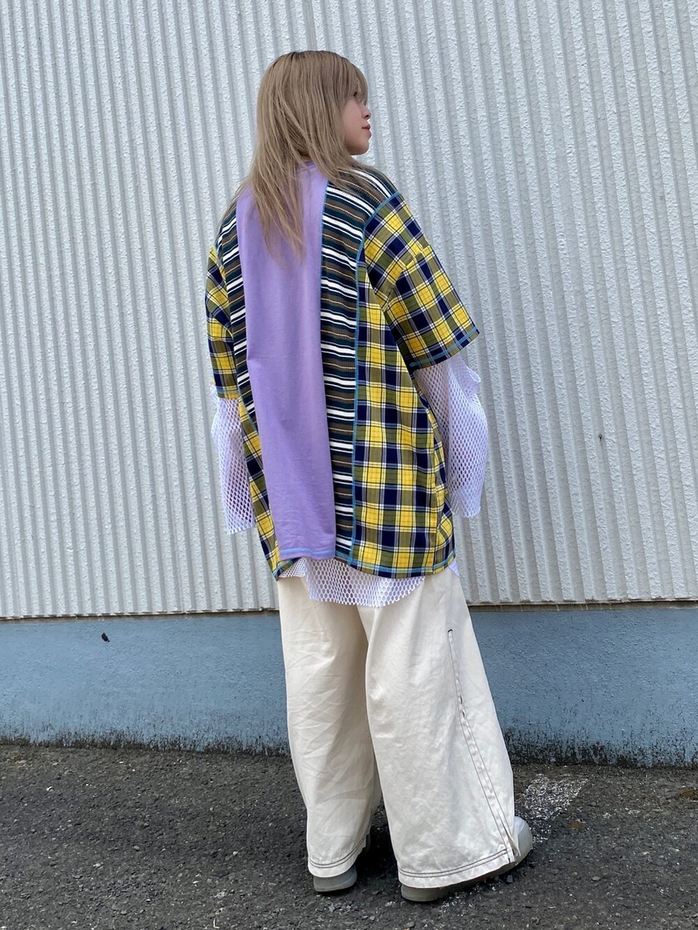 ホワイト系のその他パンツ、ホワイト系のその他トップス、パープル系のTシャツ/カットソーを着用したレディースの夏コーディネートの3枚目の写真