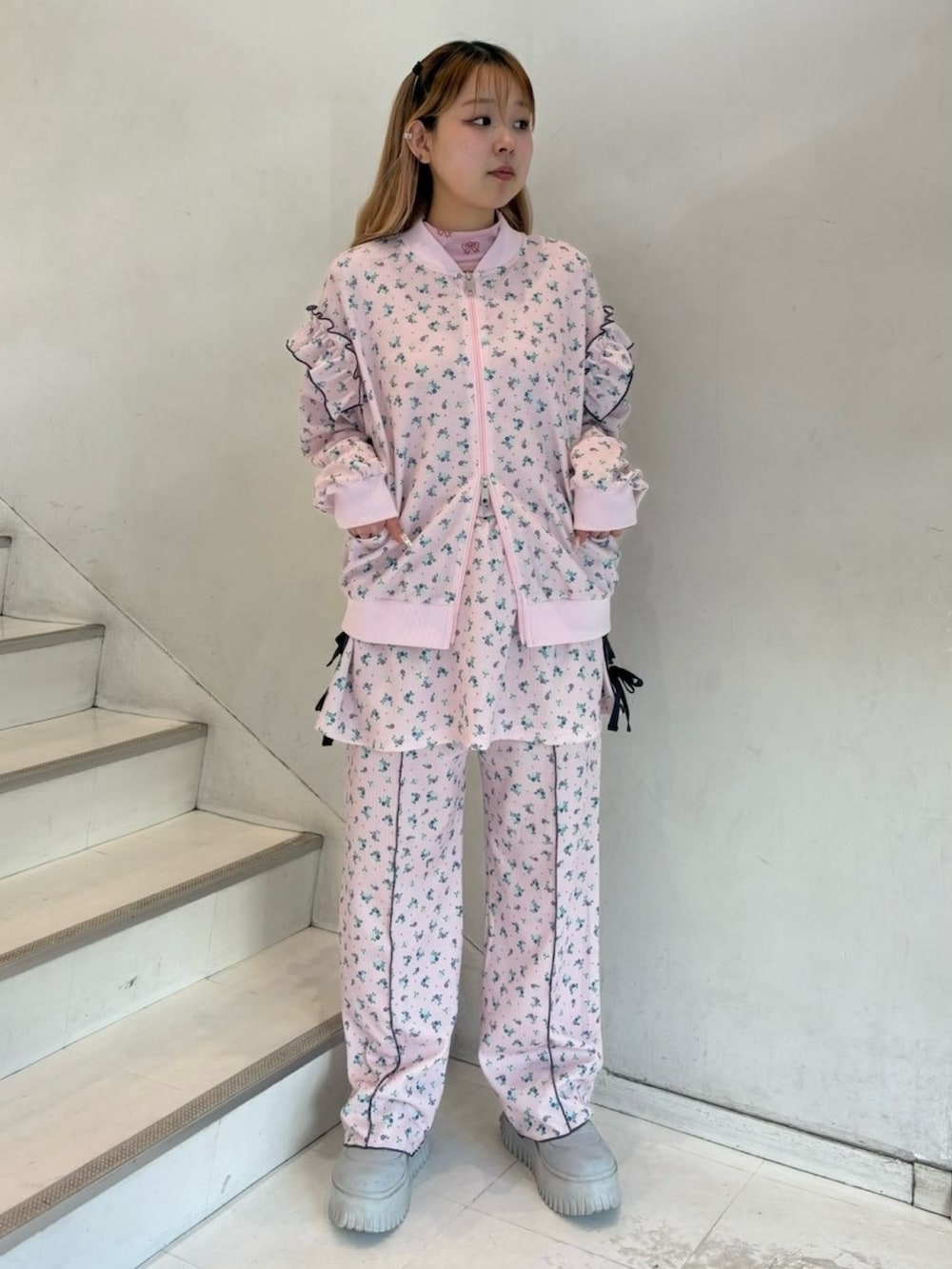 ブラック系のTシャツ/カットソー、ピンク系のその他トップス、ピンク系のその他パンツを着用したレディースの冬コーディネートの6枚目の写真