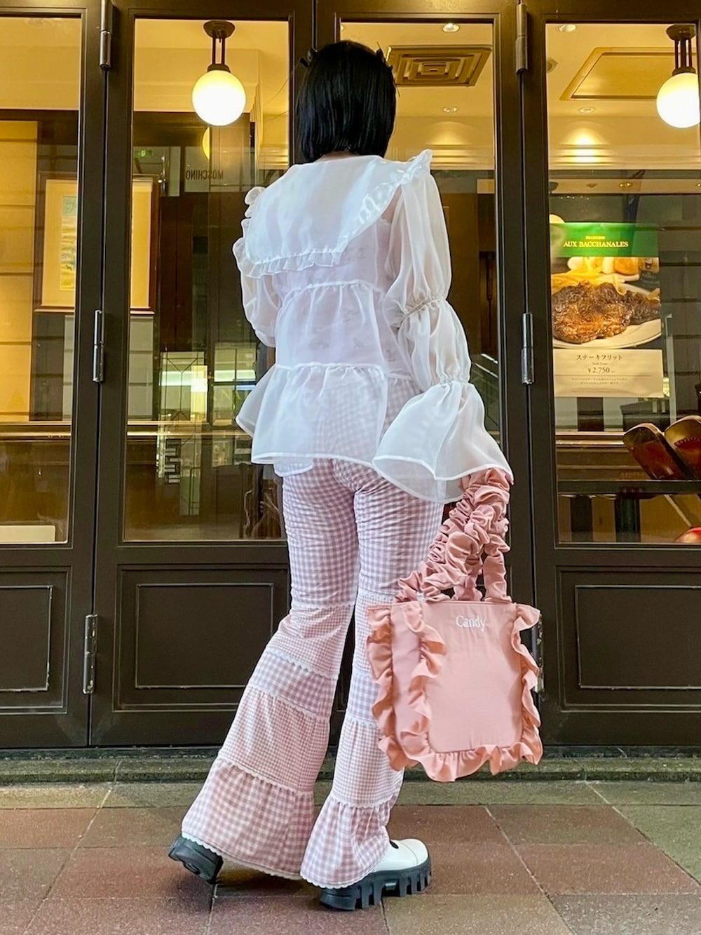 ホワイト系のシャツ/ブラウス、ピンク系のキャミソール、ピンク系のその他パンツを着用したレディースの春コーディネートの3枚目の写真