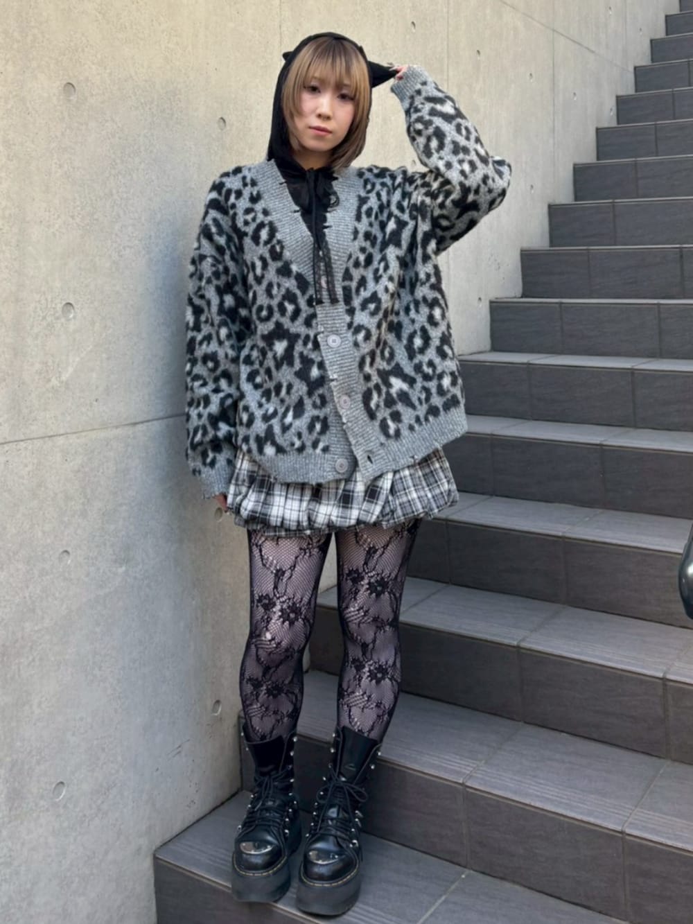 グレー系のスカート、ブラック系のその他トップス、グレー系のカーディガン/ボレロを着用したレディースの冬コーディネートの2枚目の写真