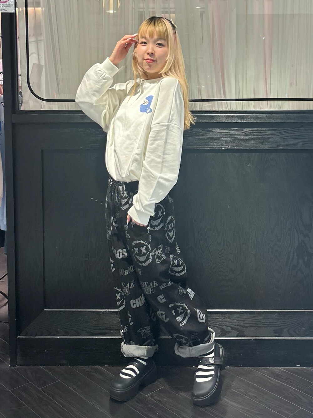 ブラック系のデニムパンツ、ホワイト系のスウェットを着用したレディースの秋コーディネートの2枚目の写真