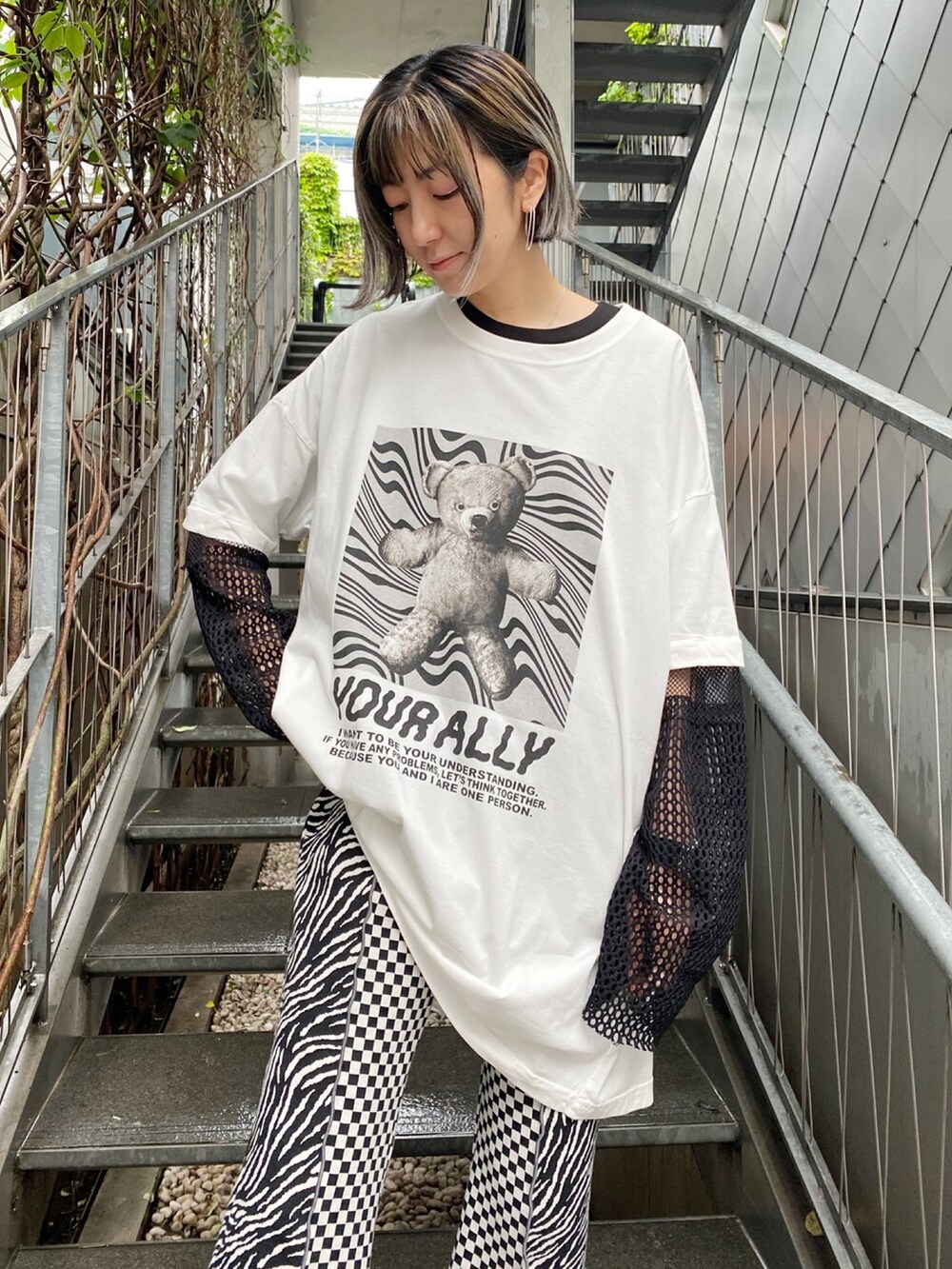 ブラック系のスニーカー、ブラック系のその他パンツ、ホワイト系のTシャツ/カットソーを着用したレディースの春コーディネートの2枚目の写真