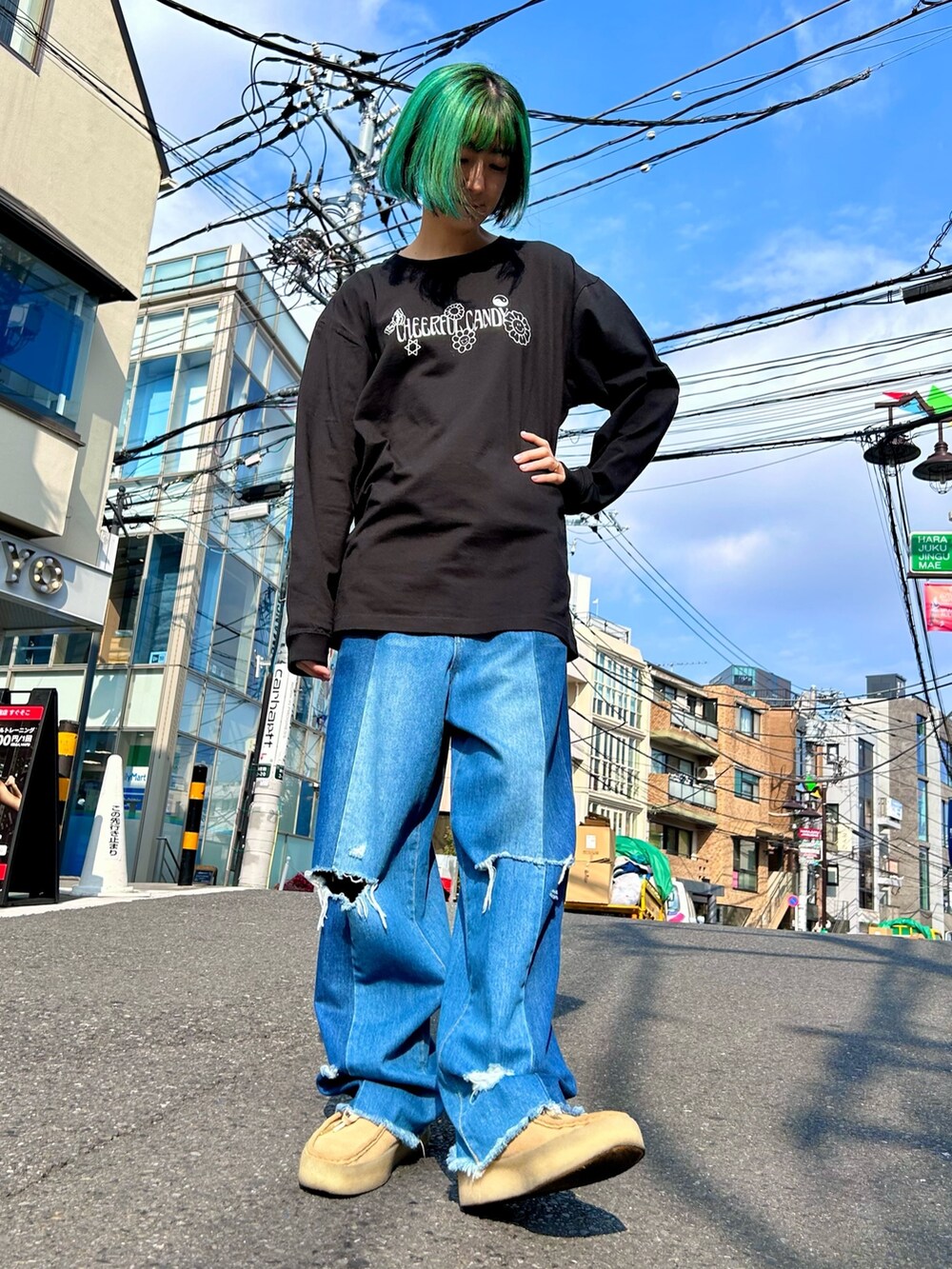 ブラック系のノーカラージャケット、ブラック系のTシャツ/カットソー、ブルー系のデニムパンツを着用したレディースの春コーディネートの5枚目の写真