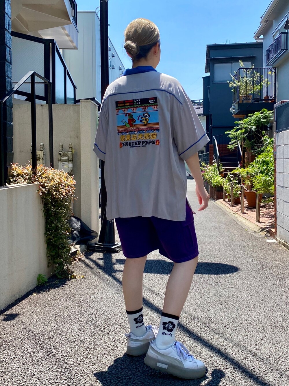 パープル系のその他パンツ、グレー系のシャツ/ブラウス、ホワイト系のソックス/靴下を着用したレディースの春コーディネートの3枚目の写真