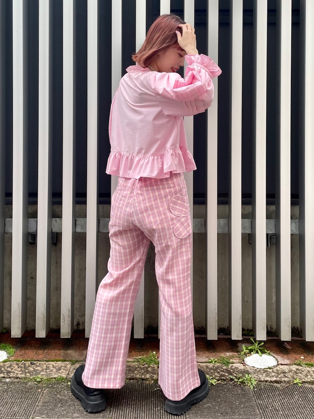 ピンク系のその他パンツ、ピンク系のシャツ/ブラウスを着用したレディースの春コーディネートの3枚目の写真