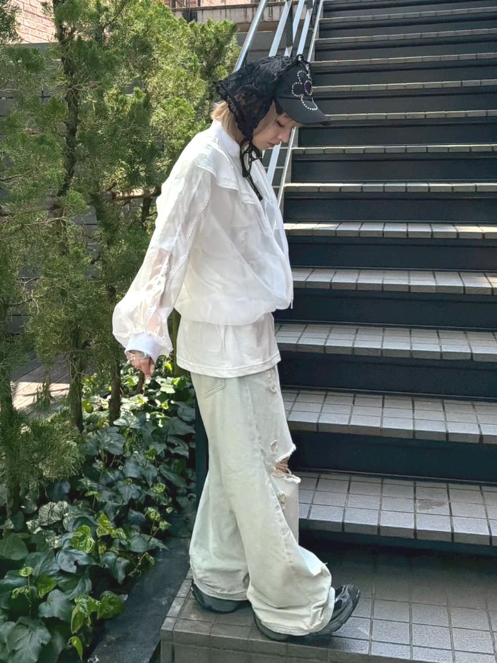 ブルー系のデニムパンツ、ホワイト系のブルゾン、ホワイト系のTシャツ/カットソーを着用したレディースの春コーディネートの3枚目の写真