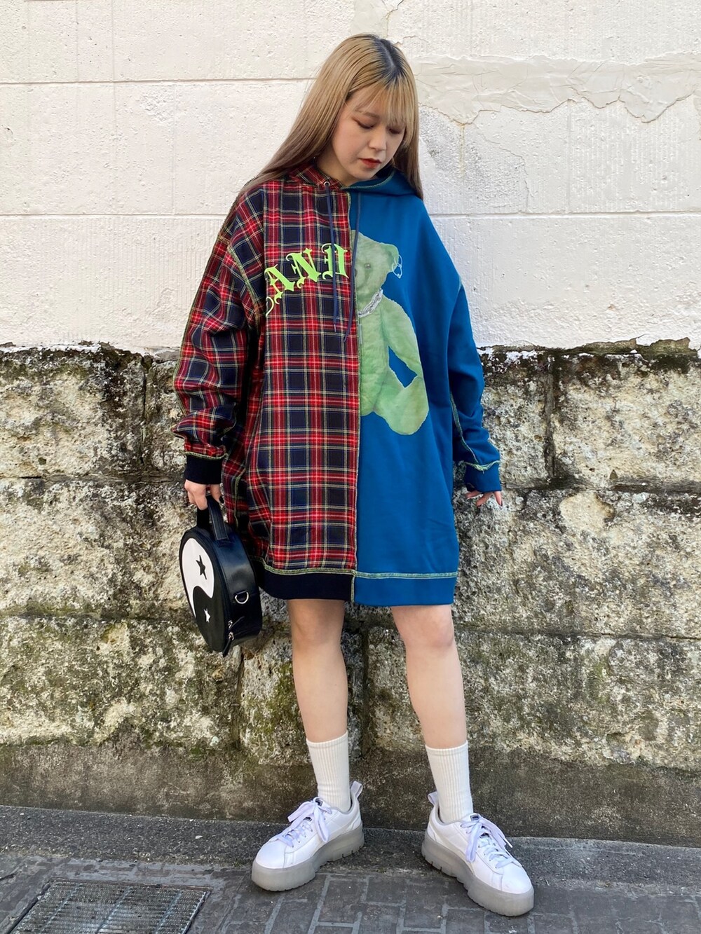 ブラック系のショルダーバッグ、ブルー系のワンピースを着用したレディースの冬コーディネートの2枚目の写真