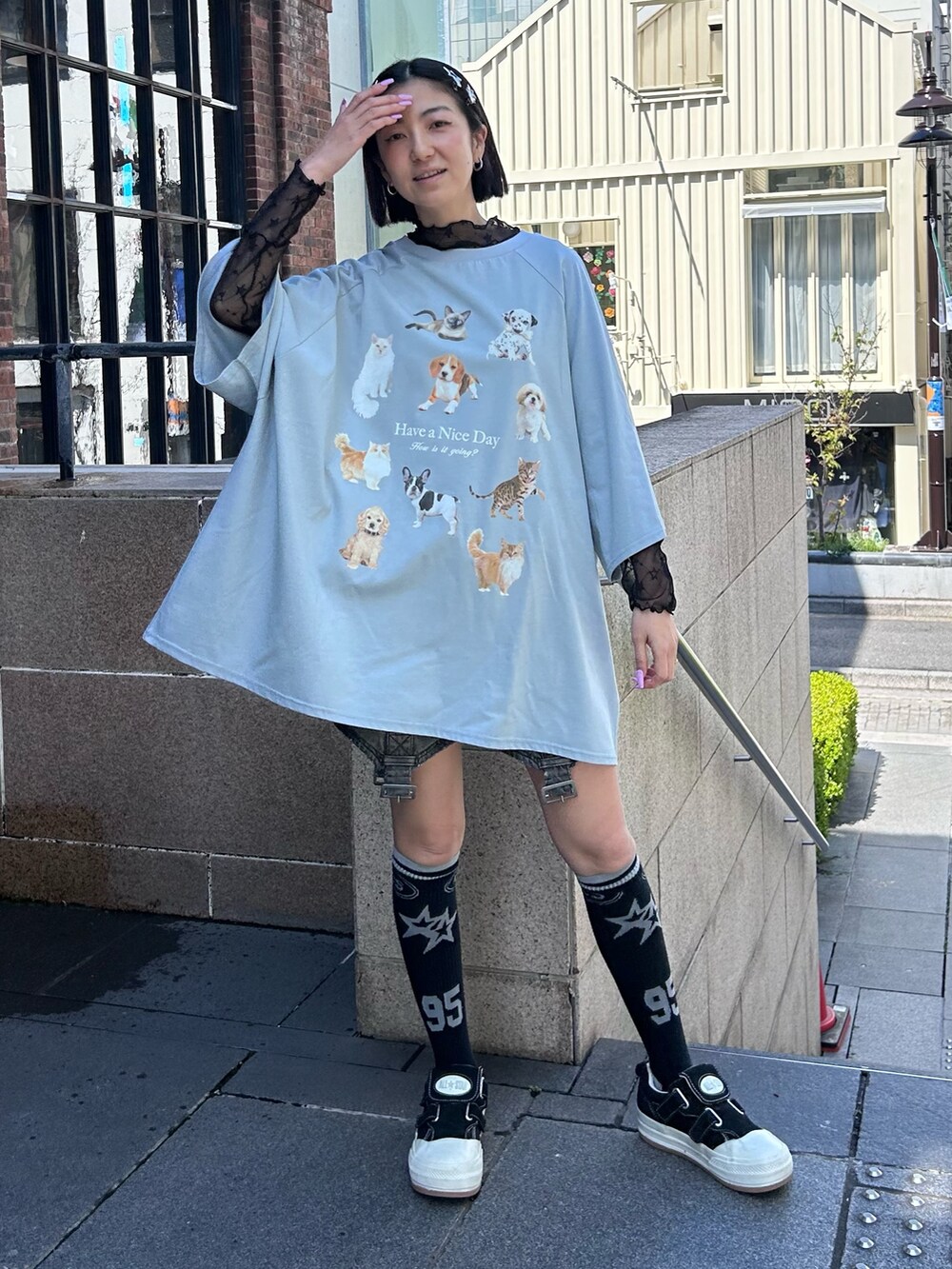 ブルー系のTシャツ/カットソー、ブラック系のその他トップス、ブラック系のソックス/靴下を着用したレディースの春コーディネートの2枚目の写真