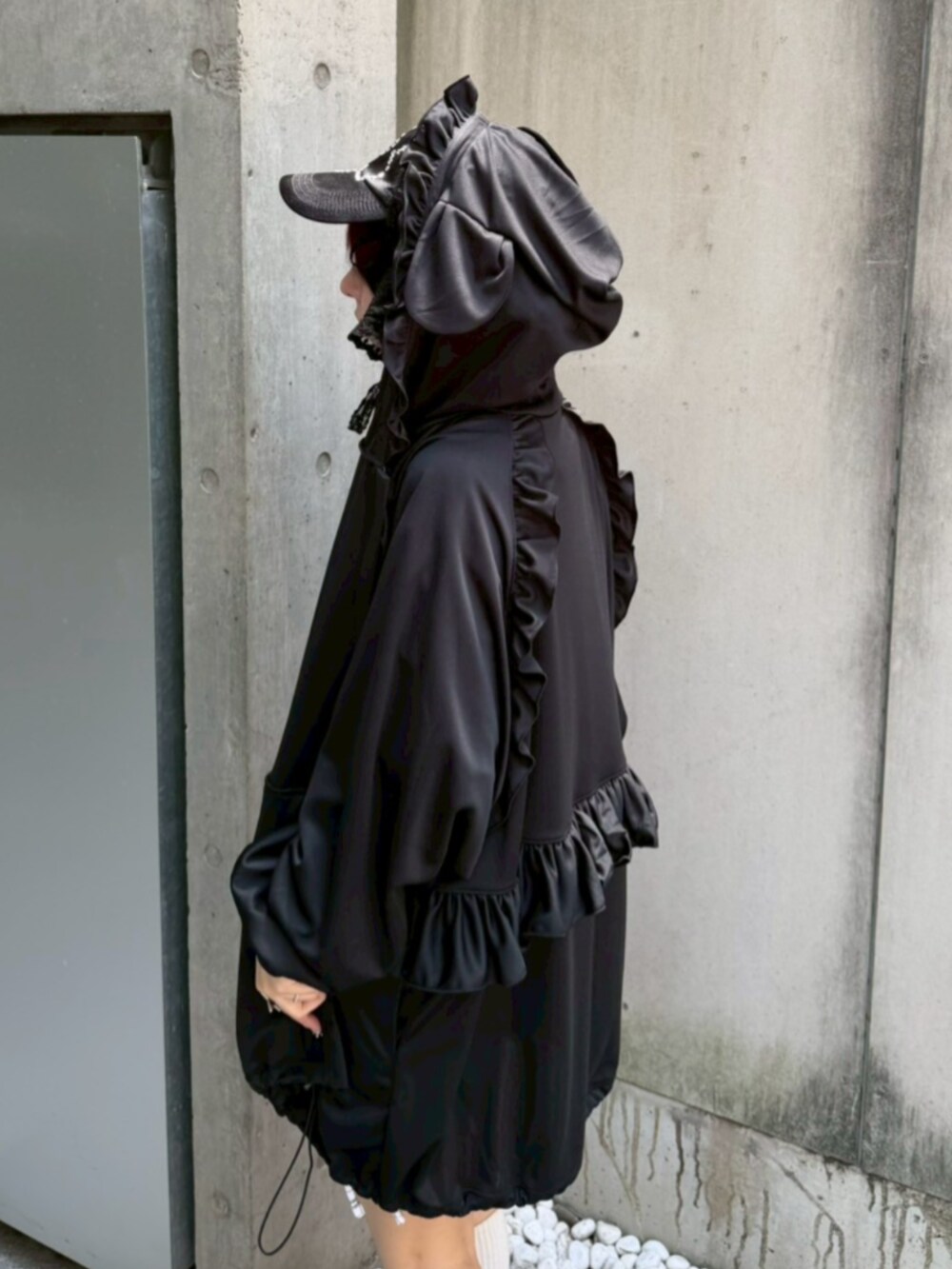 ホワイト系のTシャツ/カットソー、ブラック系のキャップ、ブラック系の水着を着用したレディースの夏コーディネートの4枚目の写真