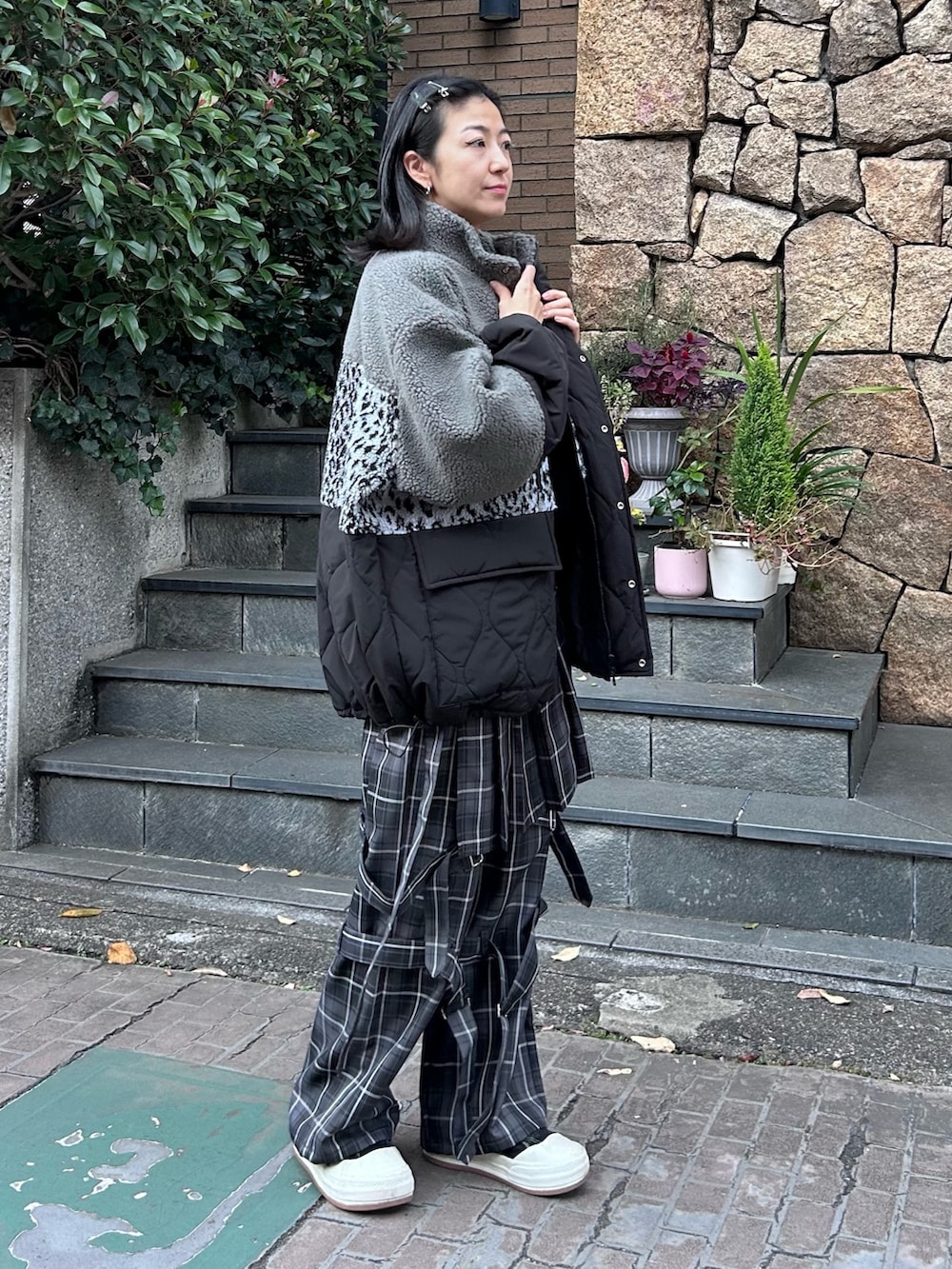 グレー系のその他パンツ、グレー系のブルゾンを着用したレディースの秋コーディネートの4枚目の写真