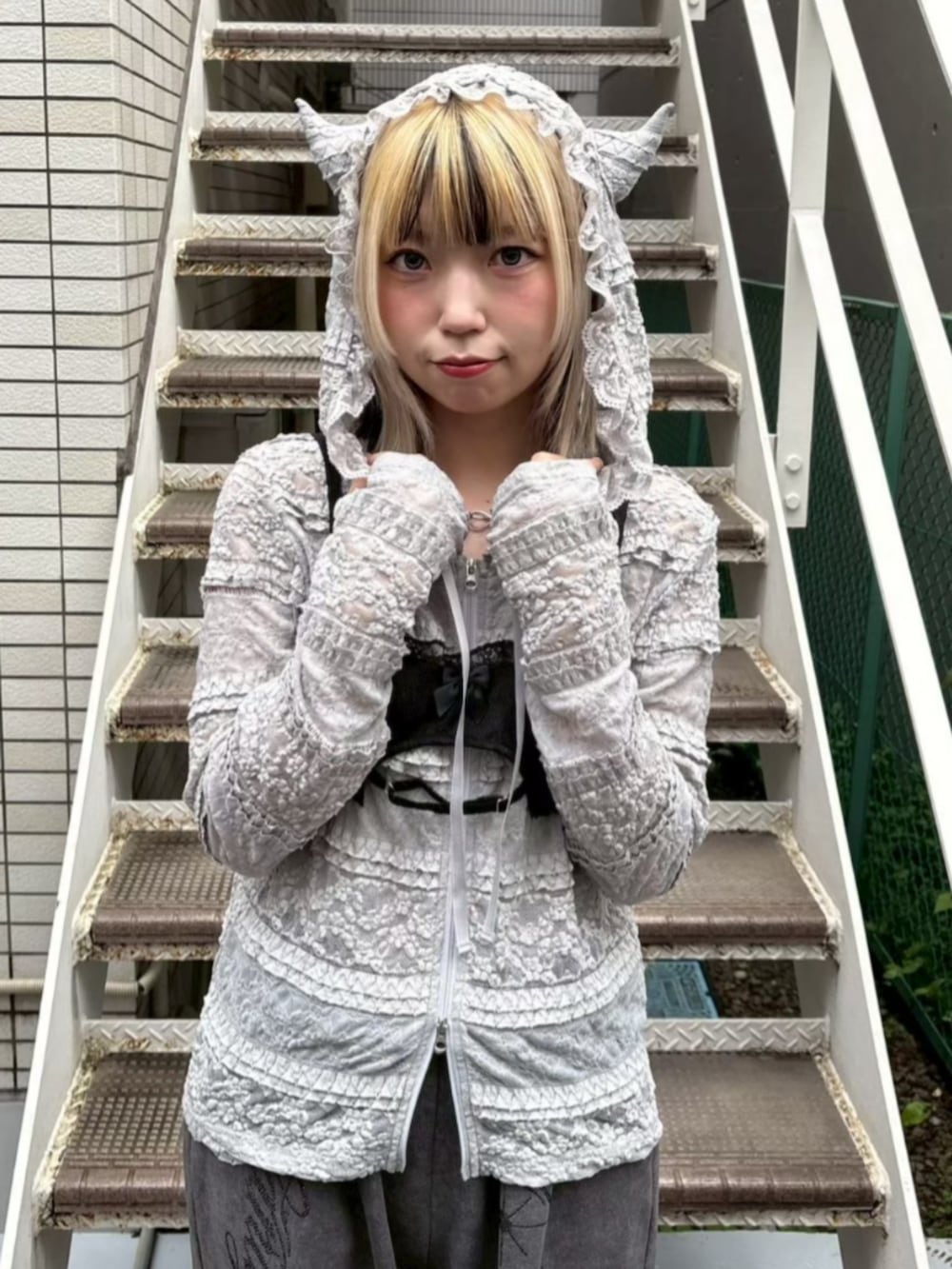 グレー系のパーカー、ブラック系のその他トップス、グレー系のスウェットパンツを着用したレディースの秋コーディネートの4枚目の写真