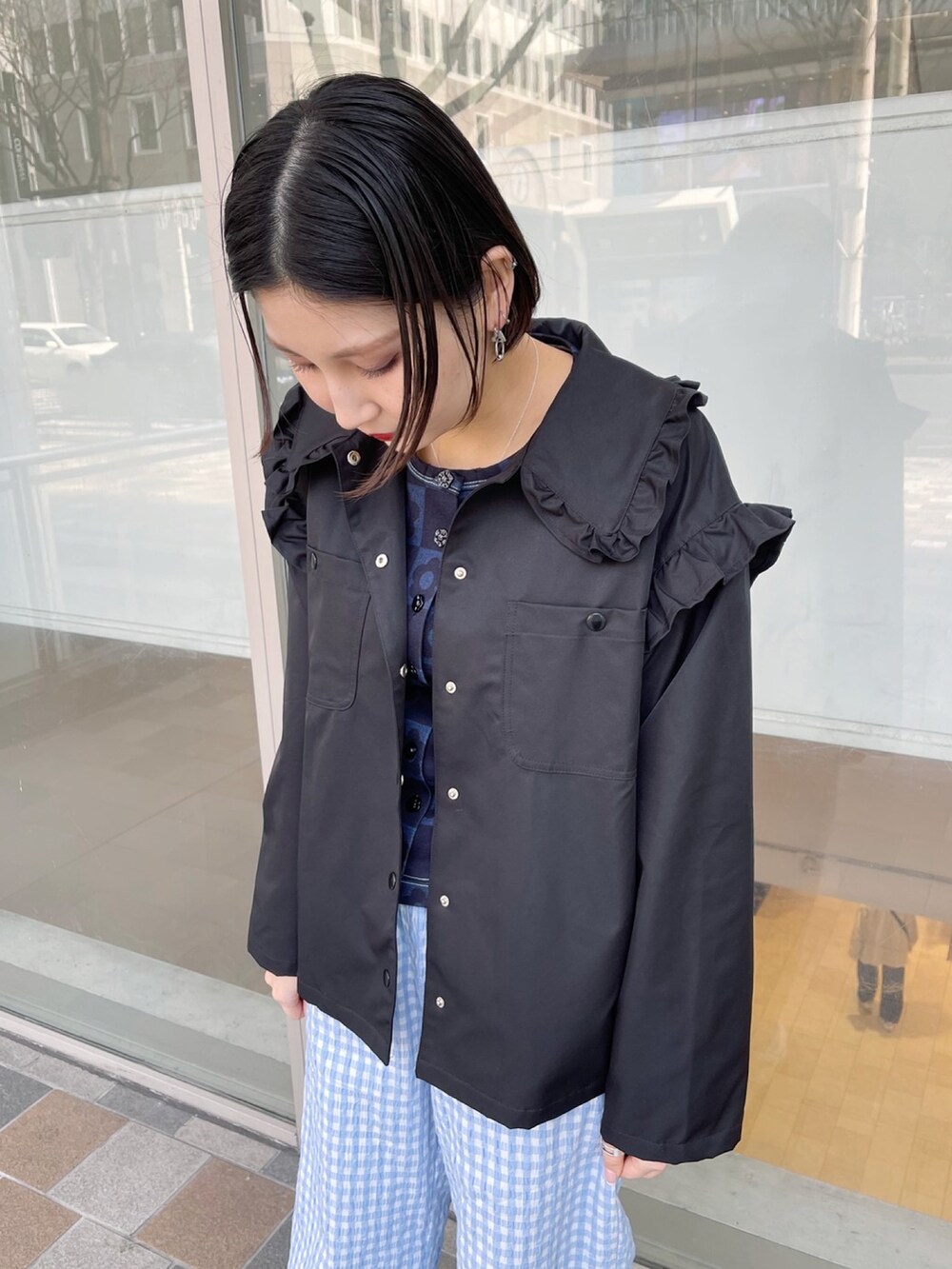 ブラック系のその他アウター、ブルー系のその他パンツ、ホワイト系のスニーカーを着用したレディースの春コーディネートの3枚目の写真