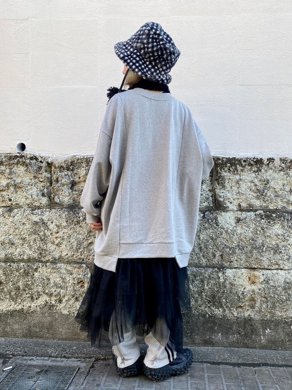 グレー系のスウェット、ブラック系のワンピース、グレー系のその他パンツを着用したレディースの冬コーディネートの4枚目の写真