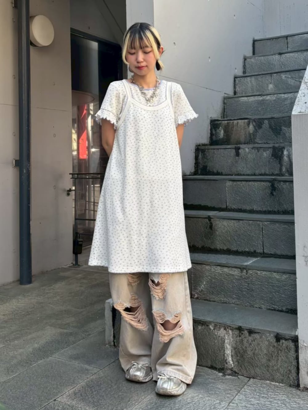 ブルー系のデニムパンツ、ホワイト系のTシャツ/カットソーを着用したレディースの夏コーディネートの2枚目の写真