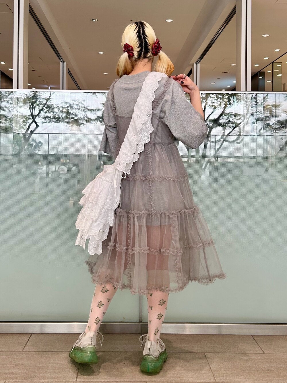 グレー系のTシャツ/カットソー、グレー系のワンピース、ホワイト系のショルダーバッグを着用したレディースの春コーディネートの4枚目の写真