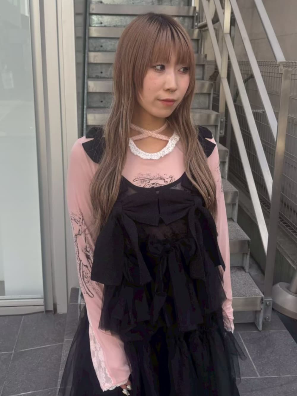 ピンク系のTシャツ/カットソー、ブラック系のワンピース、ブラック系のその他トップスを着用したレディースの春コーディネートの5枚目の写真