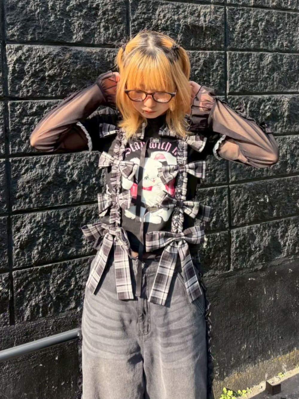 ブラック系のその他トップス、ブラック系のTシャツ/カットソー、ブラック系のその他トップスを着用したレディースの春コーディネートの4枚目の写真