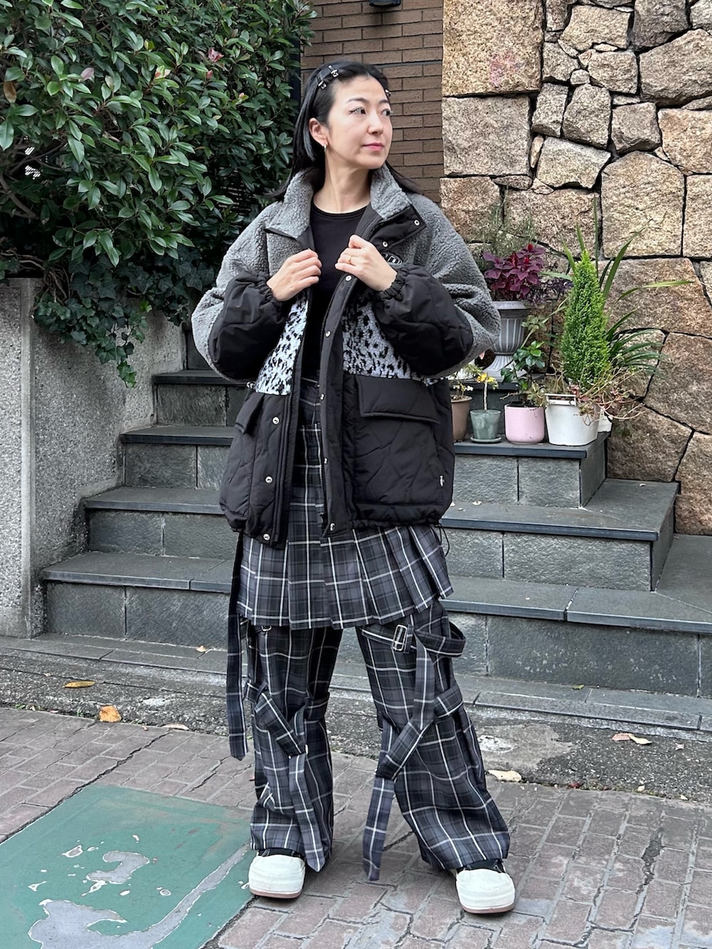 グレー系のその他パンツ、グレー系のブルゾンを着用したレディースの秋コーディネートの3枚目の写真