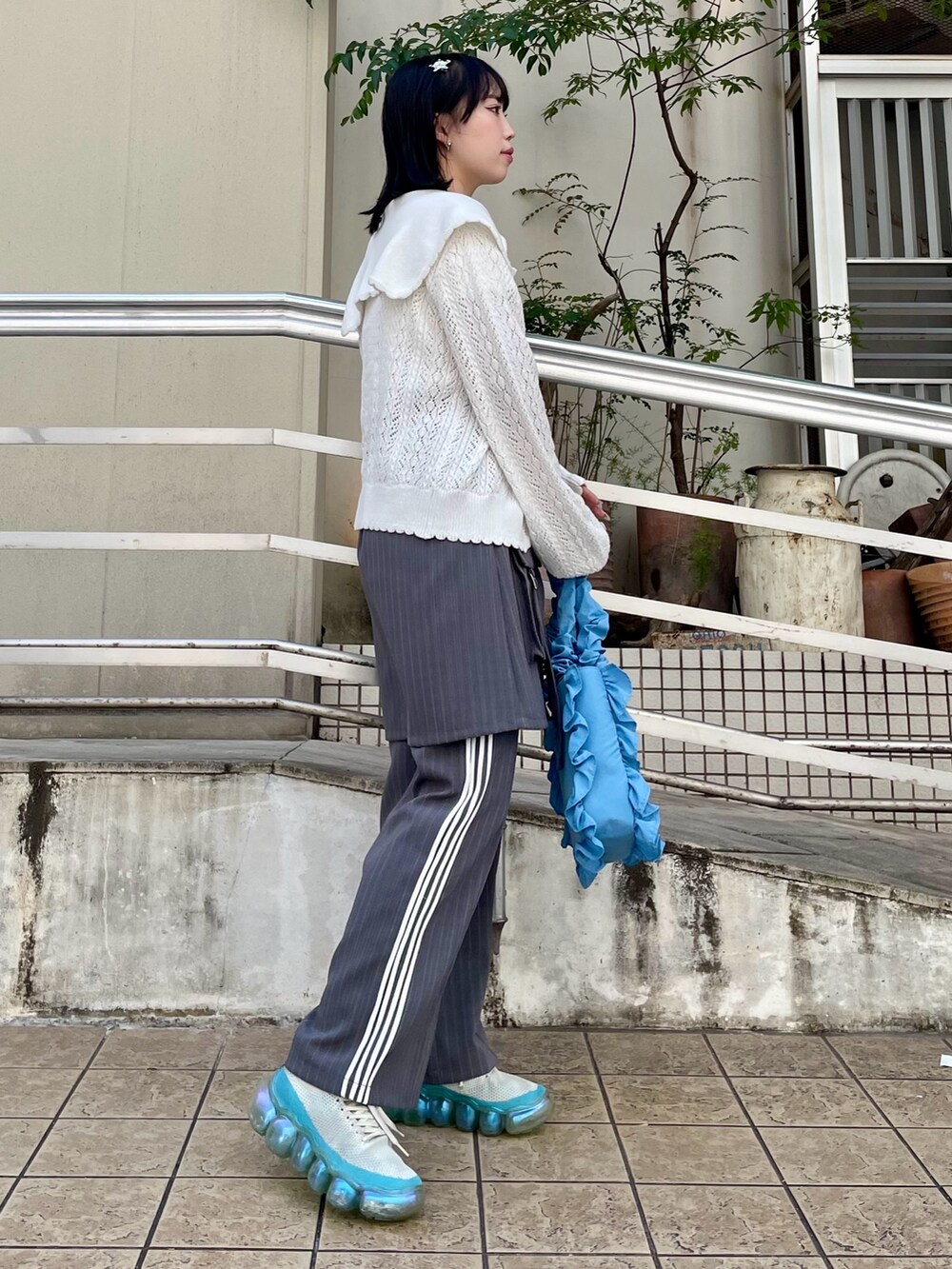 ホワイト系のTシャツ/カットソー、ホワイト系のカーディガン/ボレロ、グレー系のその他パンツを着用したレディースの夏コーディネートの2枚目の写真