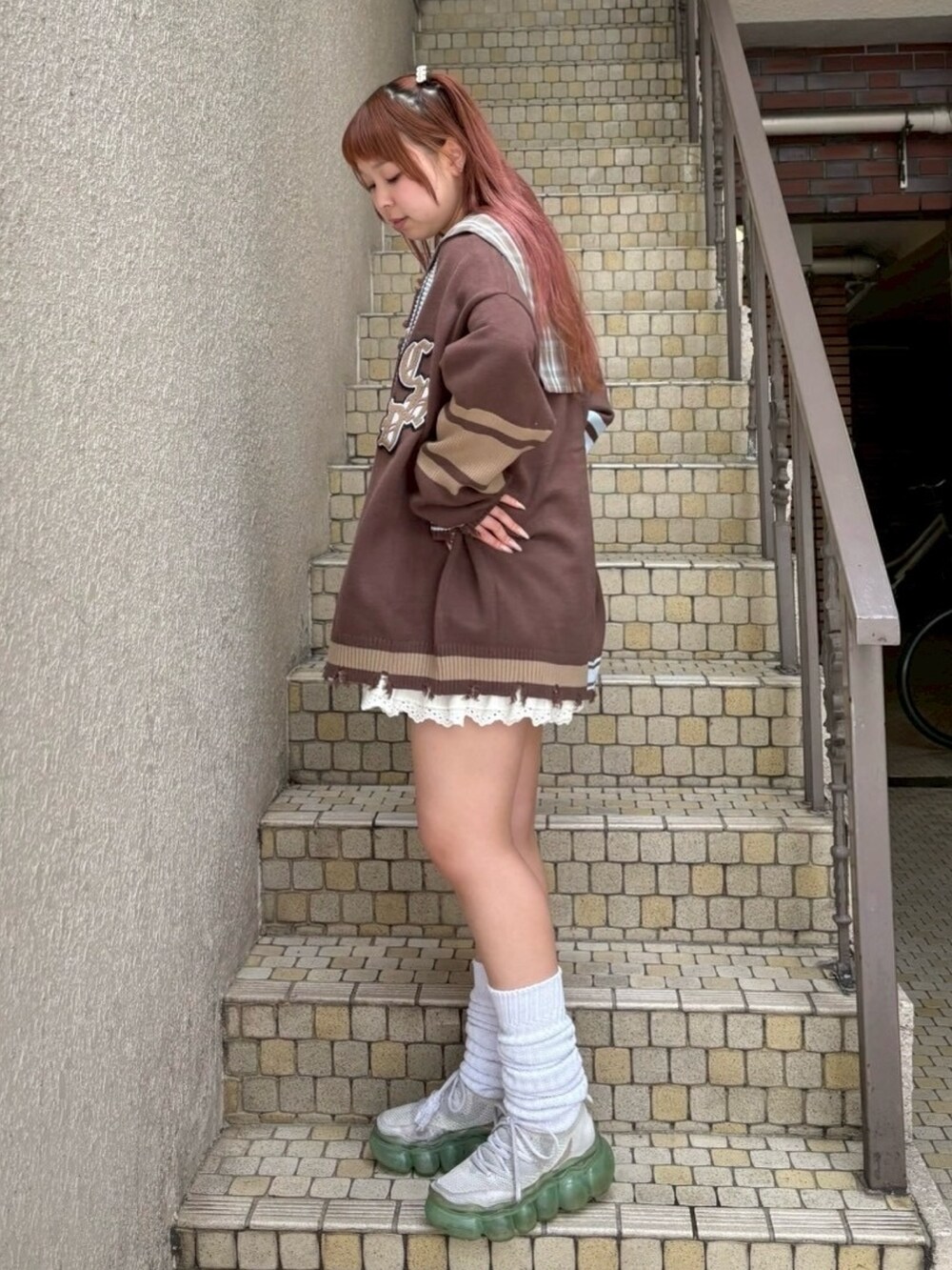 ホワイト系のスカート、ブラウン系のシャツ/ブラウス、ブラウン系のカーディガン/ボレロを着用したレディースの秋コーディネートの5枚目の写真