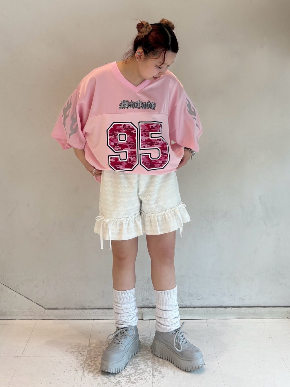 ピンク系のTシャツ/カットソー、ブラック系のその他パンツを着用したレディースの夏コーディネートの4枚目の写真