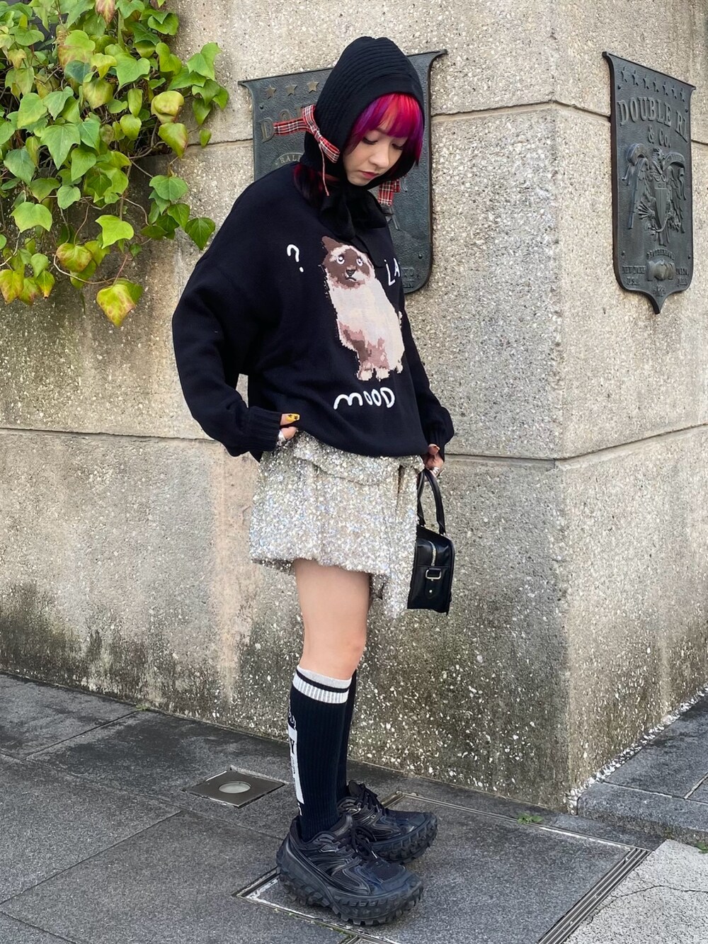 ブラック系のショルダーバッグ、シルバー系のその他パンツ、ブラック系のニット/セーターを着用したレディースの秋コーディネートの4枚目の写真