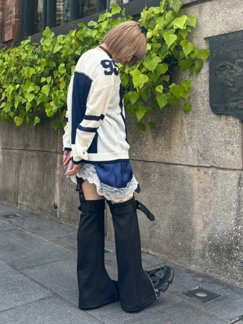 ブラック系のその他パンツ、ブルー系のワンピース、ホワイト系のニット/セーターを着用したレディースの秋コーディネートの4枚目の写真