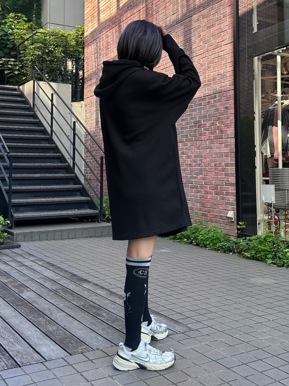 シルバー系のシューズ、ブラック系のパーカー、ブラック系のソックス/靴下を着用したレディースの秋コーディネートの4枚目の写真