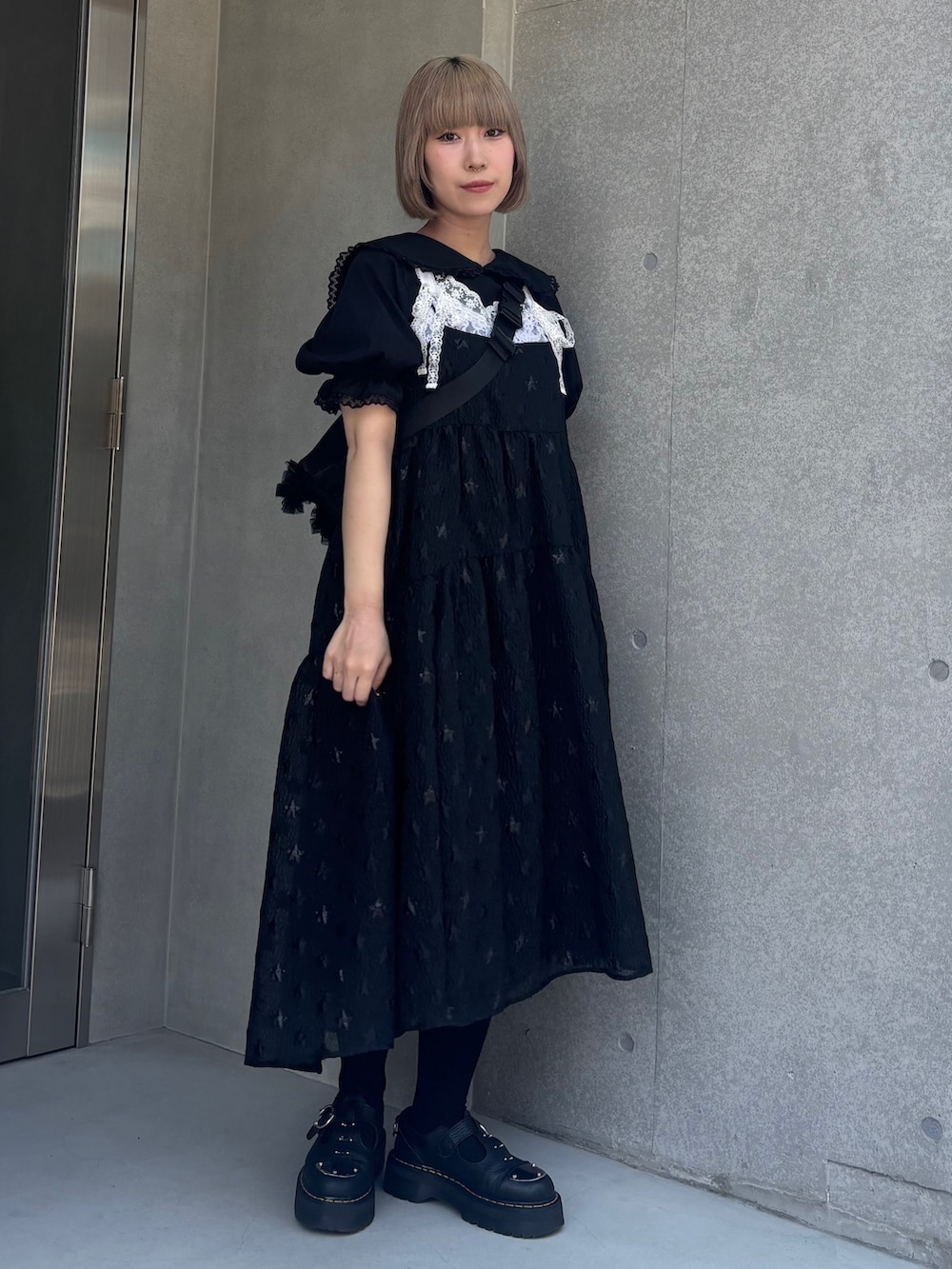 「Candy Stripper、トップス、セーラーカラー、キャミソール、リボン、ワンピース、オーガンジー、Aライン、ウエストバッグ、チュール、ブラック、レイヤードスタイル、大人カジュアル」｜「Candy StripperのSAILOR COLLAR トップス（Tシャツ/カットソー、ブラック系）」を使った、CandyStripperさん（レディース・160cm）の夏コーディネートの3枚目の写真
