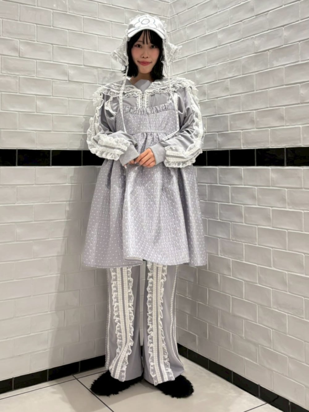 グレー系のワンピース、グレー系のブルゾン、グレー系のその他パンツを着用したレディースの冬コーディネートの3枚目の写真