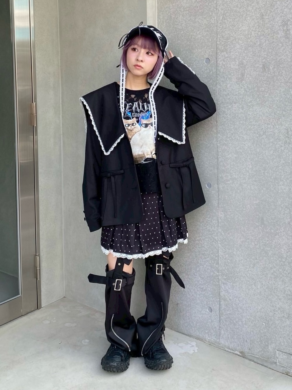 ブラック系のテーラードジャケット、ブラック系のTシャツ/カットソー、ブラック系のスカートを着用したレディースの秋コーディネートの2枚目の写真