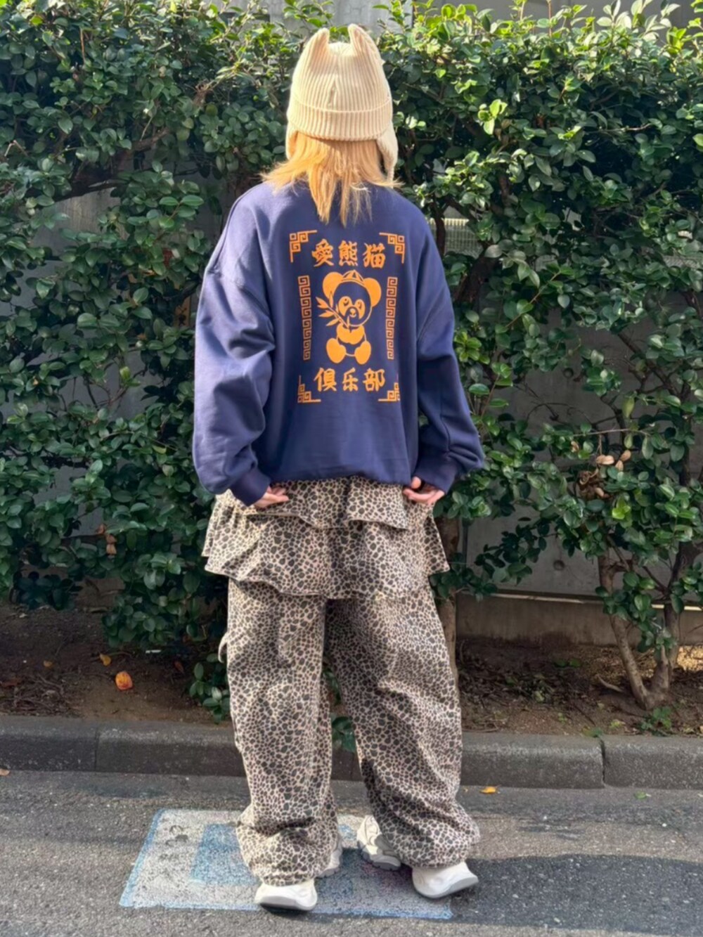 ベージュ系のその他パンツ、ブルー系のスウェット、ホワイト系のニットキャップ/ビーニーを着用したレディースの冬コーディネートの2枚目の写真